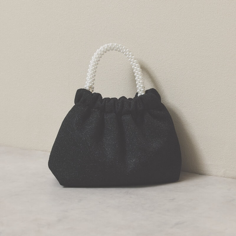 ブラックのパールハンドルバッグ