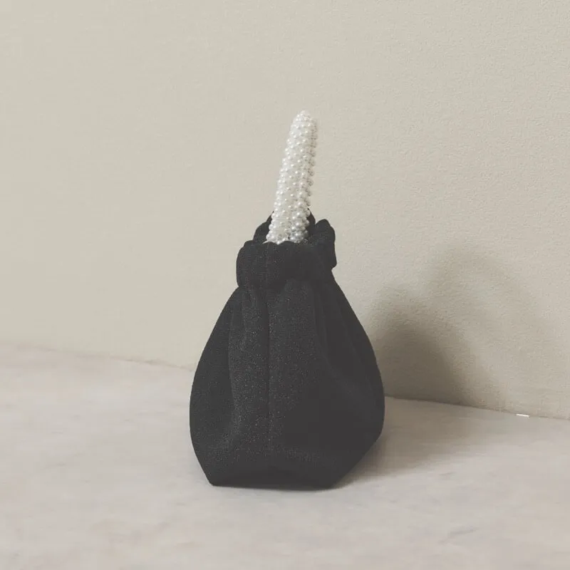 ブラックのパールハンドルバッグ
