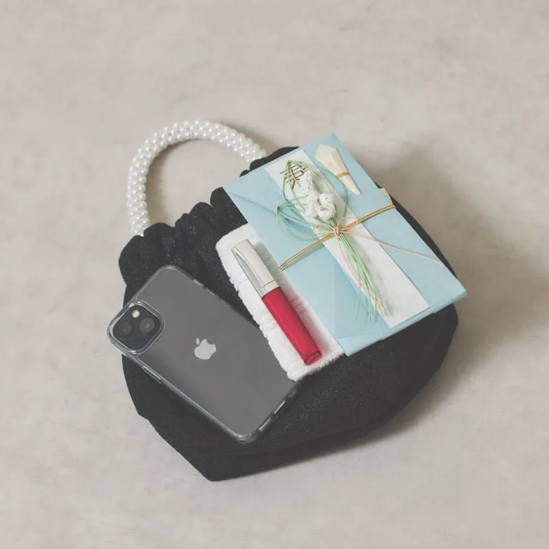 ブラックのパールハンドルバッグ