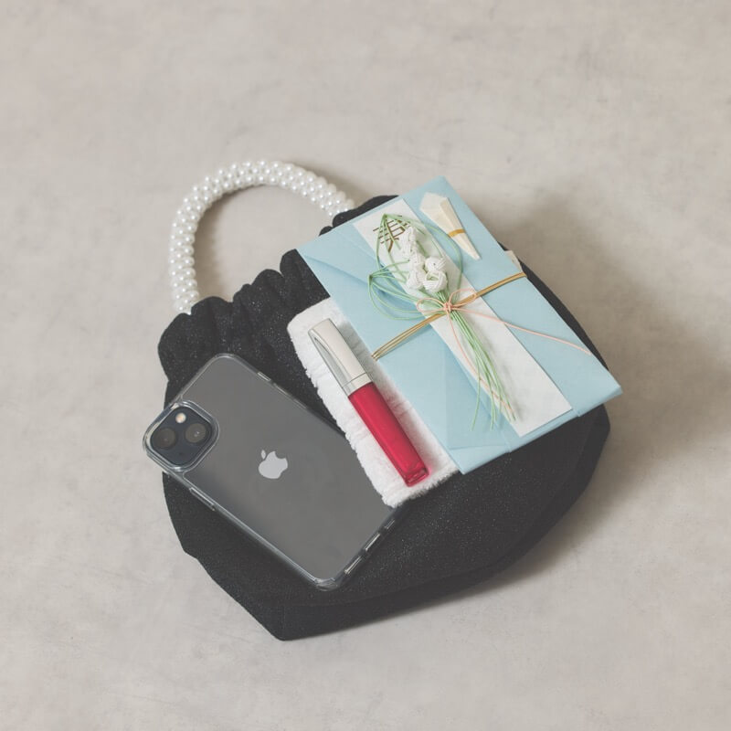 ブラックのパールハンドルバッグ