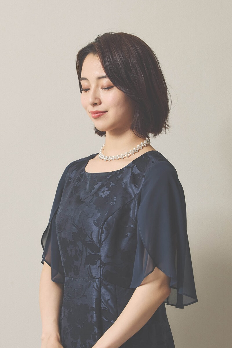 ネイビーのシフォンスリーブ花模様ドレス [ 店頭販売価格 42,900円 ]