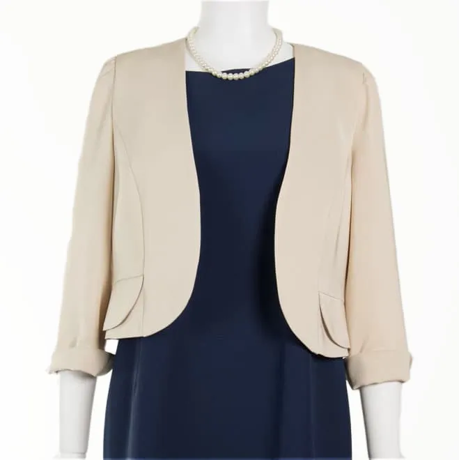 ベージュのノーカラーボレロ