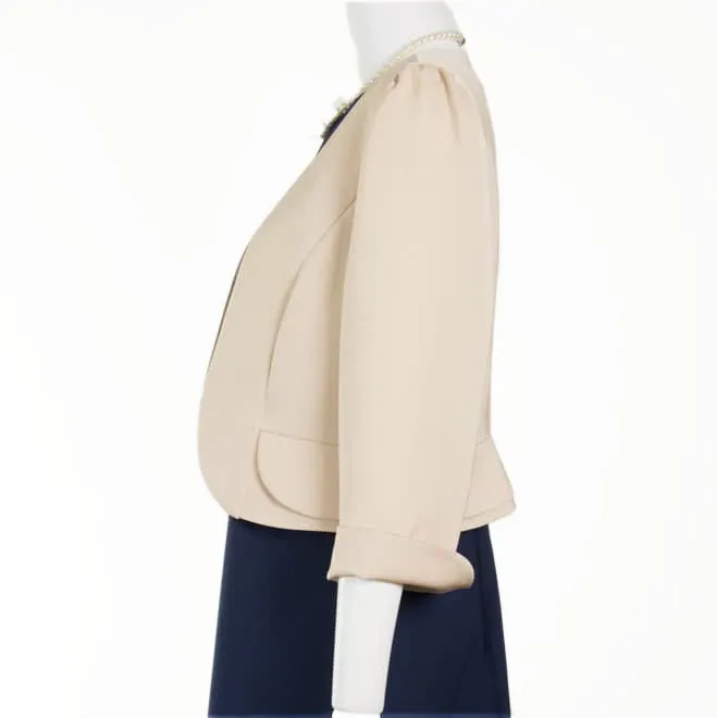 ベージュのノーカラーボレロ