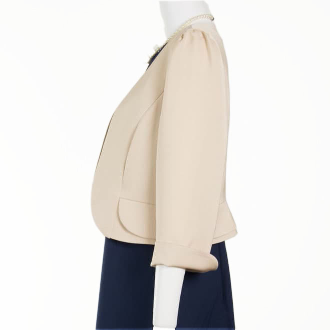 ベージュのノーカラーボレロ