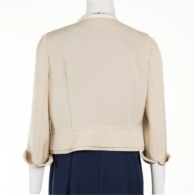 ベージュのノーカラーボレロ