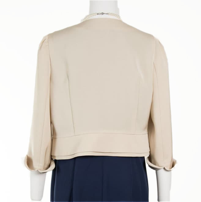 ベージュのノーカラーボレロ