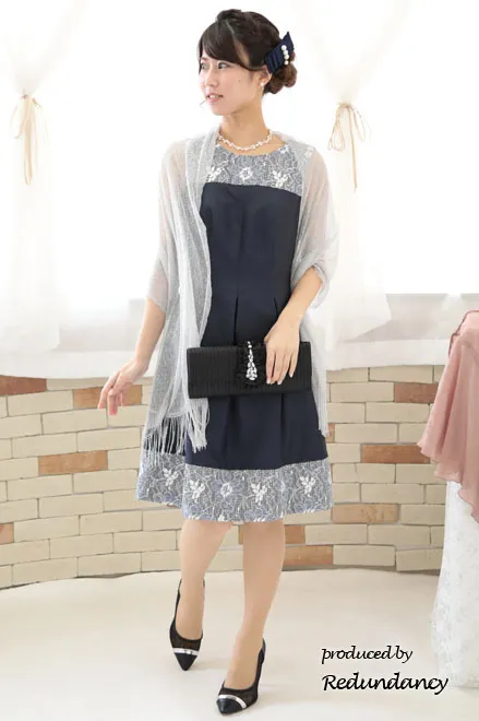 ブラックのフリルビジュー付きバッグ