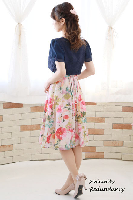 ピンクのカラフルフラワーワイドストラップドレス