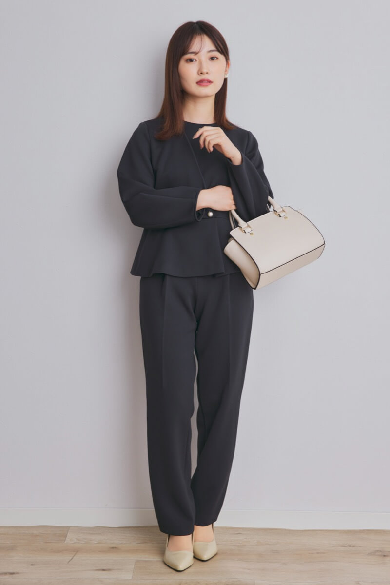 ブラックのパール付ペプラムパンツセレモニースーツセット