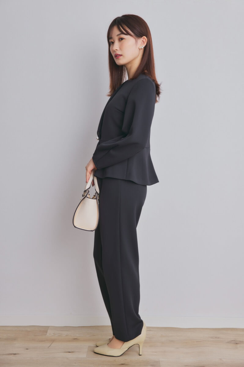 ブラックのパール付ペプラムパンツセレモニースーツセット