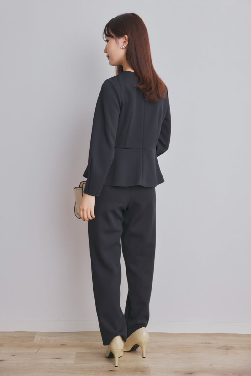 ブラックのパール付ペプラムパンツセレモニースーツセット