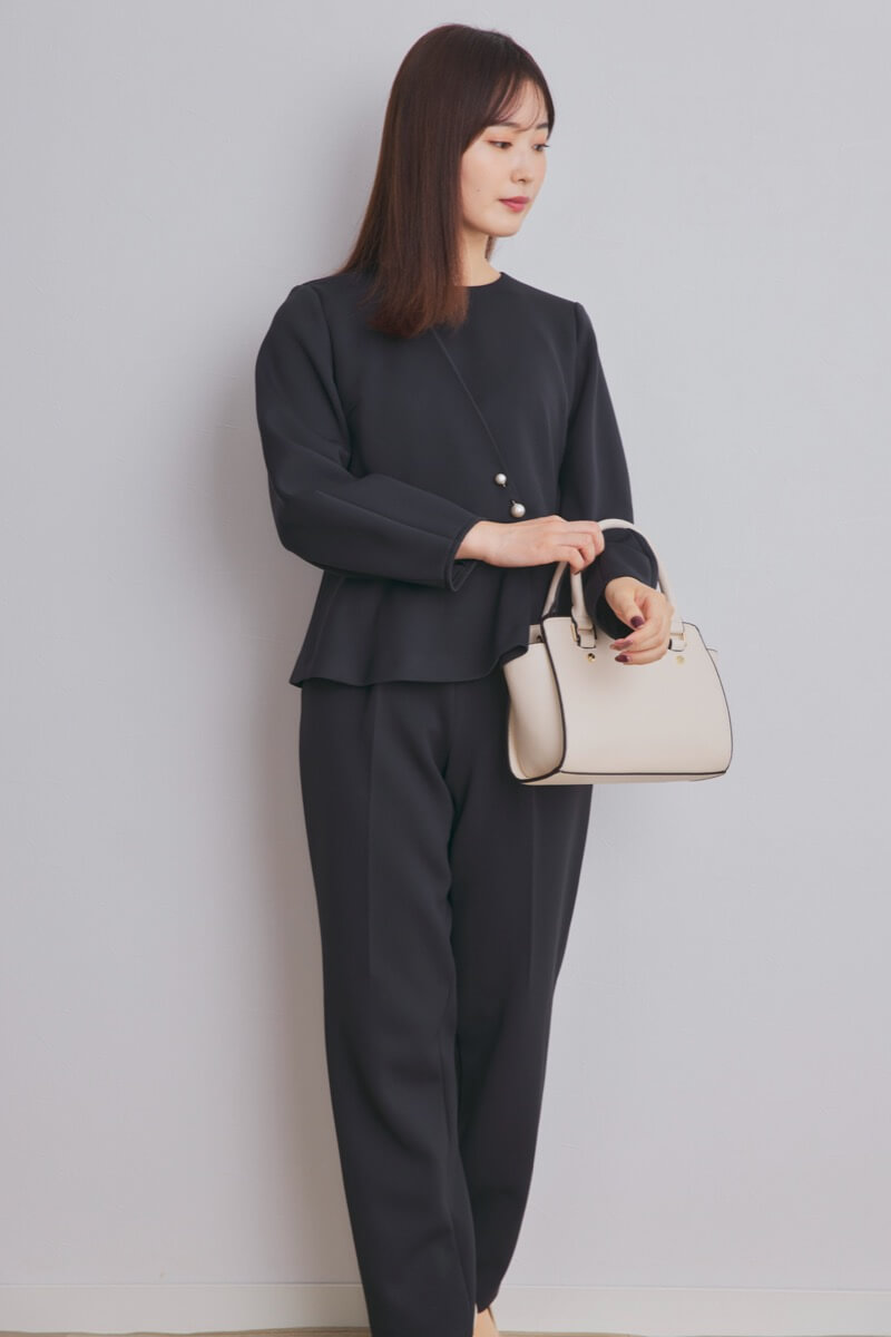 ブラックのパール付ペプラムパンツセレモニースーツセット
