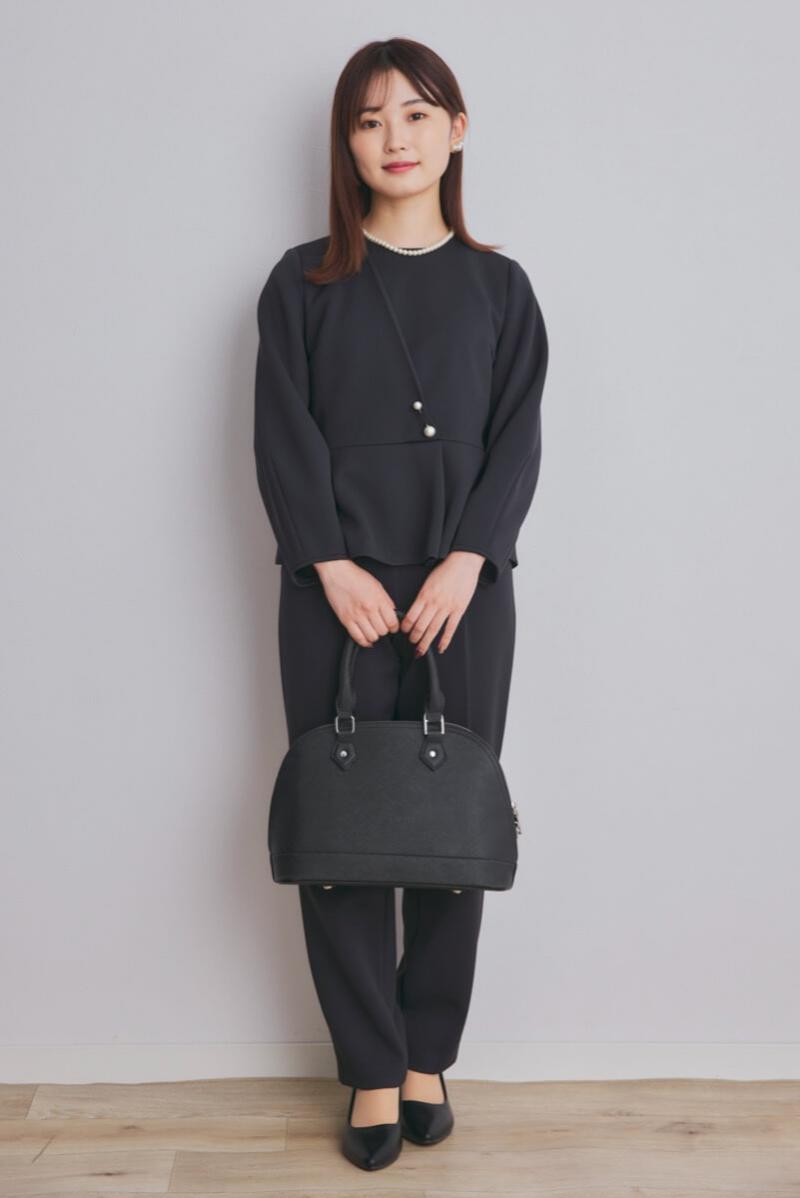 ブラックのパール付ペプラムパンツセレモニースーツセット