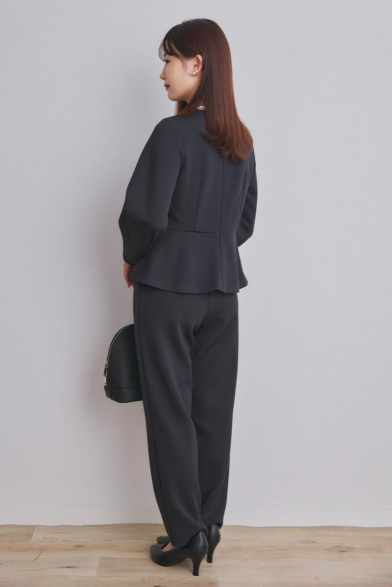 ブラックのパール付ペプラムパンツセレモニースーツセット