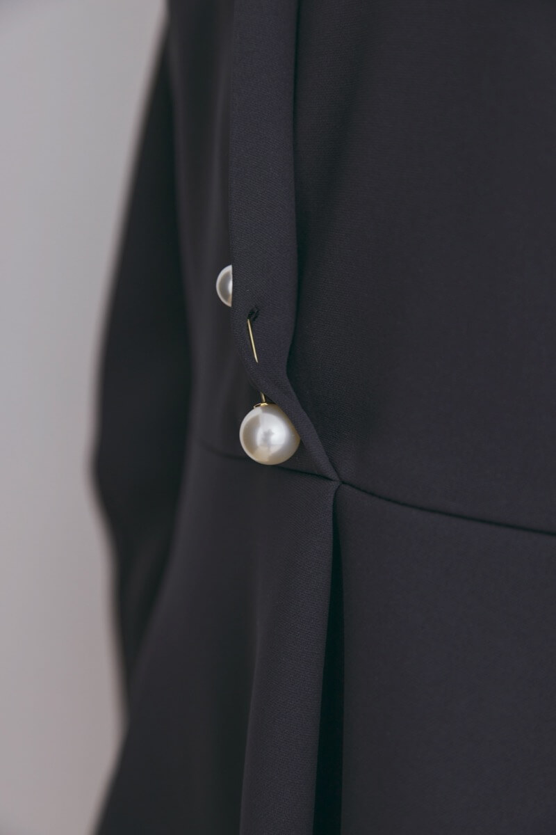 ブラックのパール付ペプラムパンツセレモニースーツセット