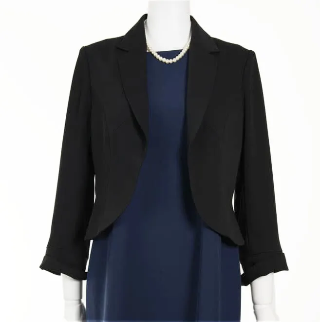 ブラックの襟付き七分袖ボレロ