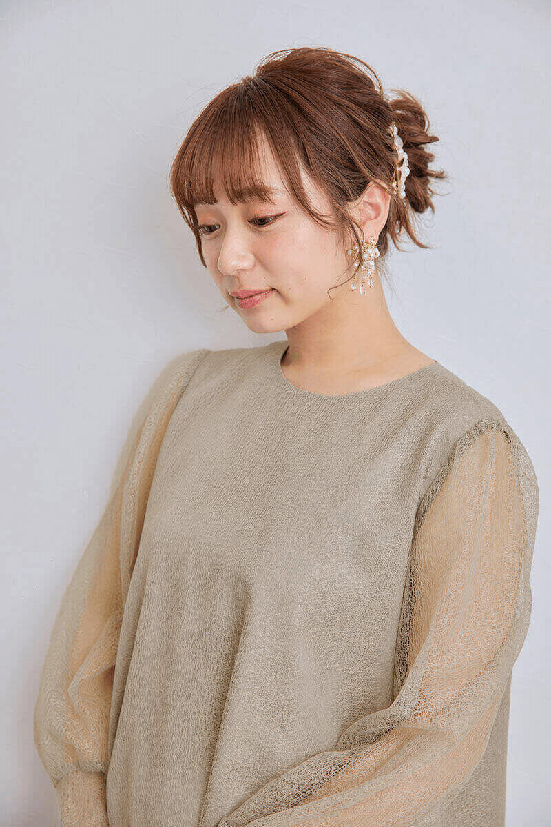 ベージュのメロンチュールショートドレス