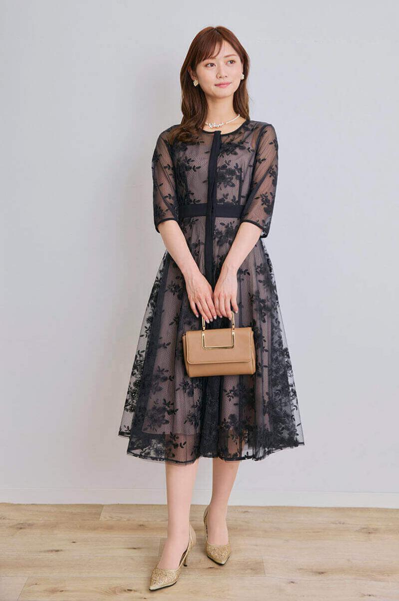 ブラックの総花柄刺繍レース五分袖ドレス