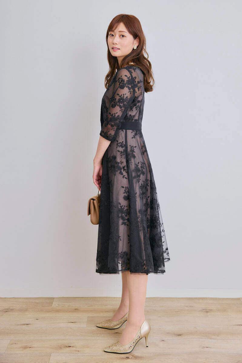 ブラックの総花柄刺繍レース五分袖ドレス