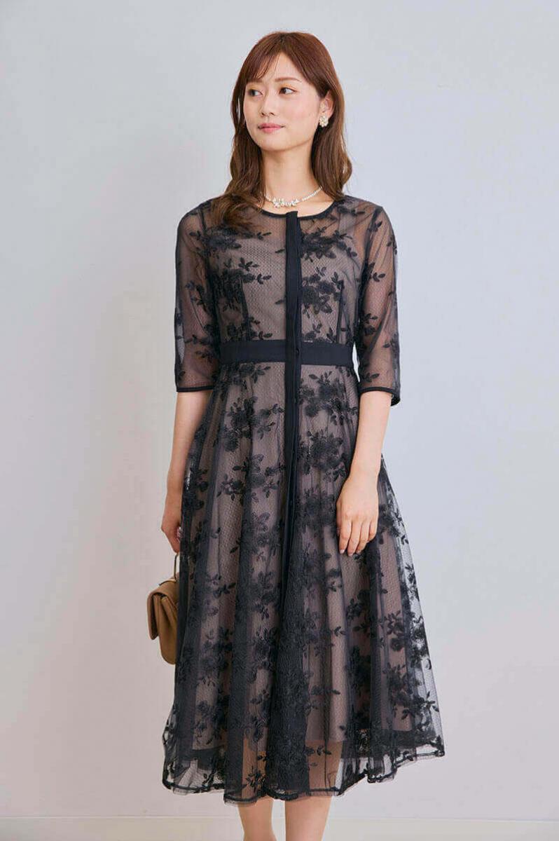 ブラックの総花柄刺繍レース五分袖ドレス