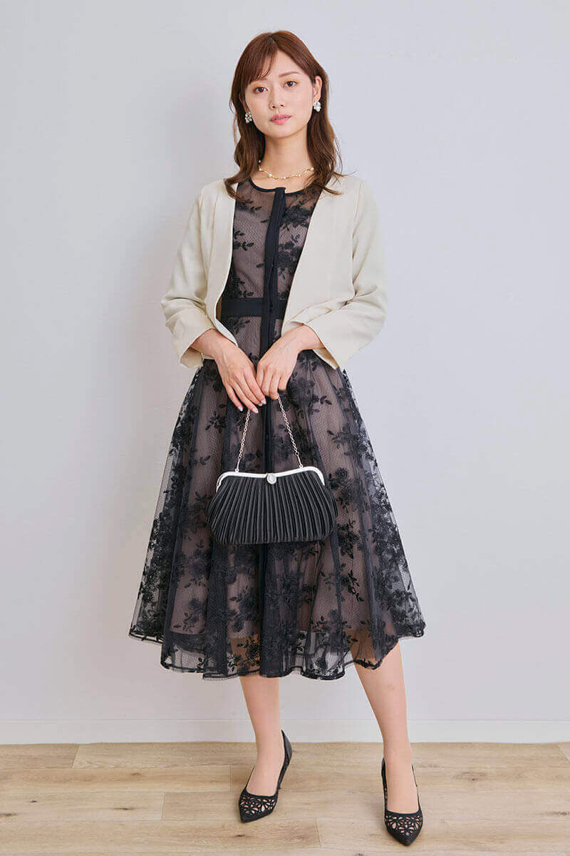 ブラックの総花柄刺繍レース五分袖ドレス