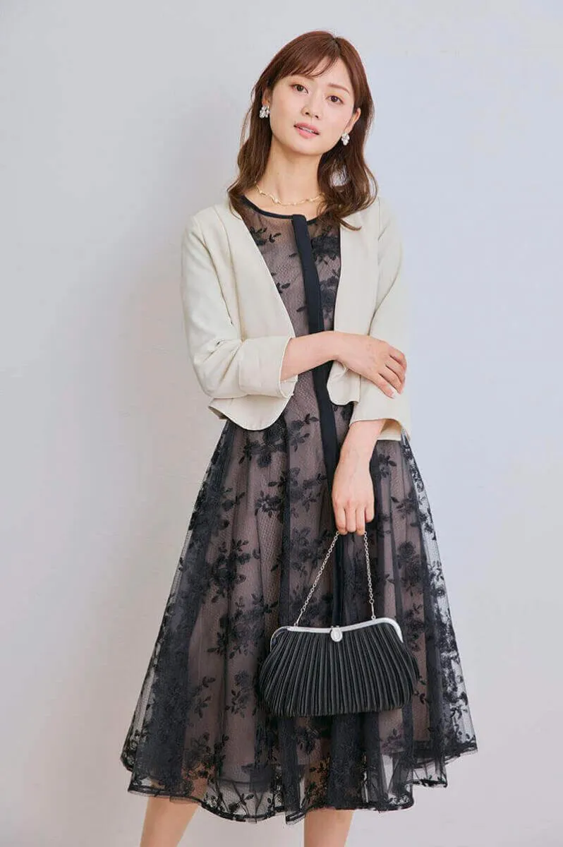 ブラックの総花柄刺繍レース五分袖ドレス