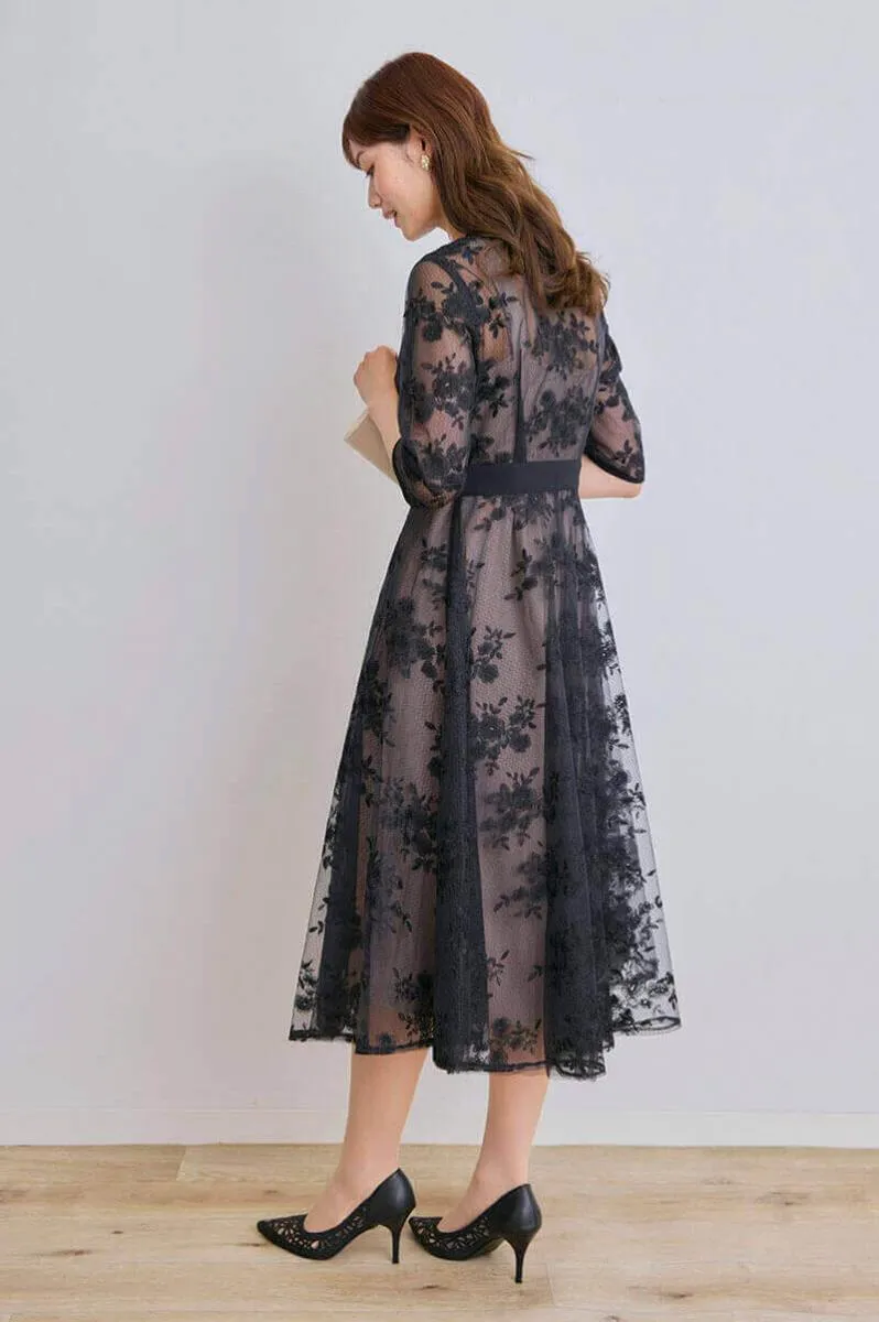 ブラックの総花柄刺繍レース五分袖ドレス