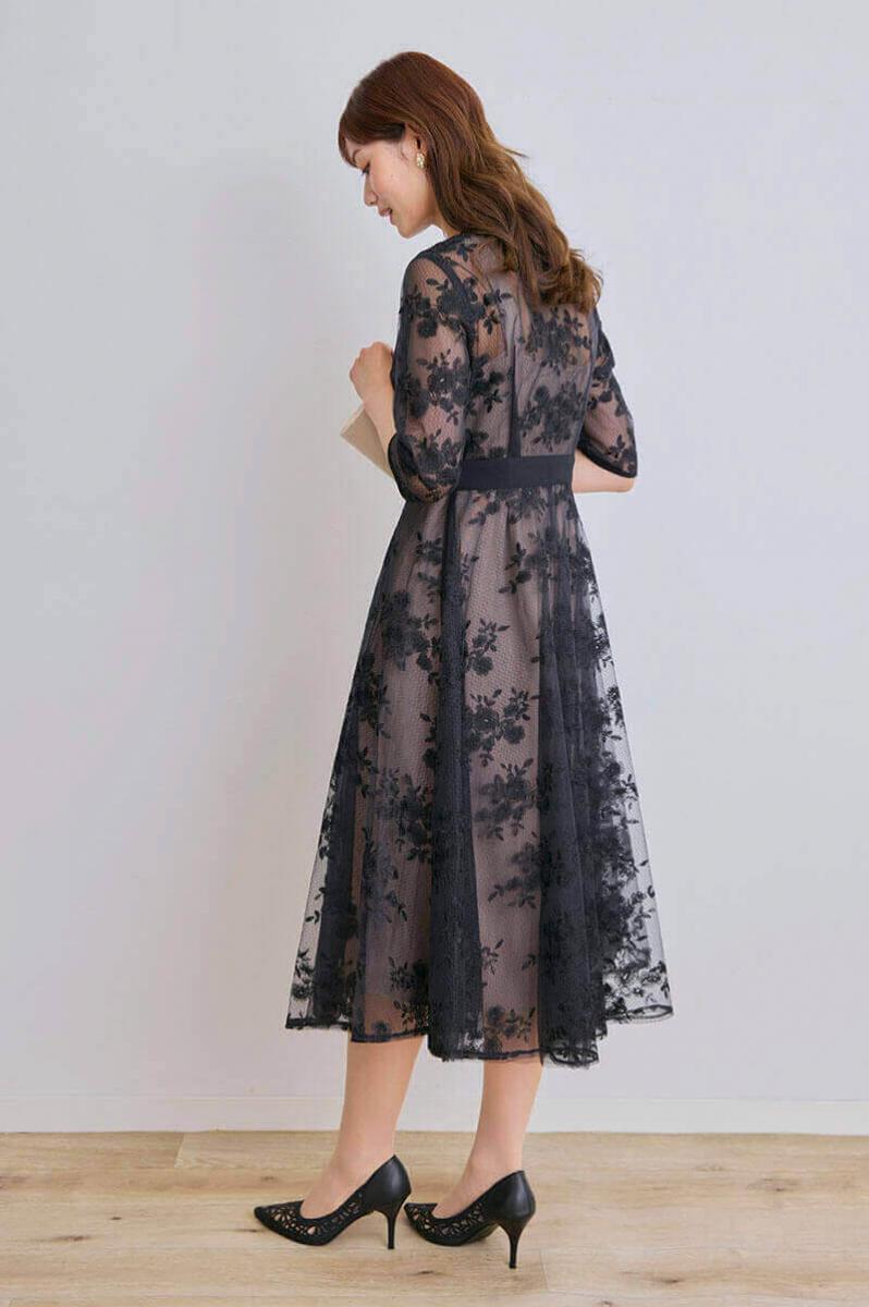 ブラックの総花柄刺繍レース五分袖ドレス