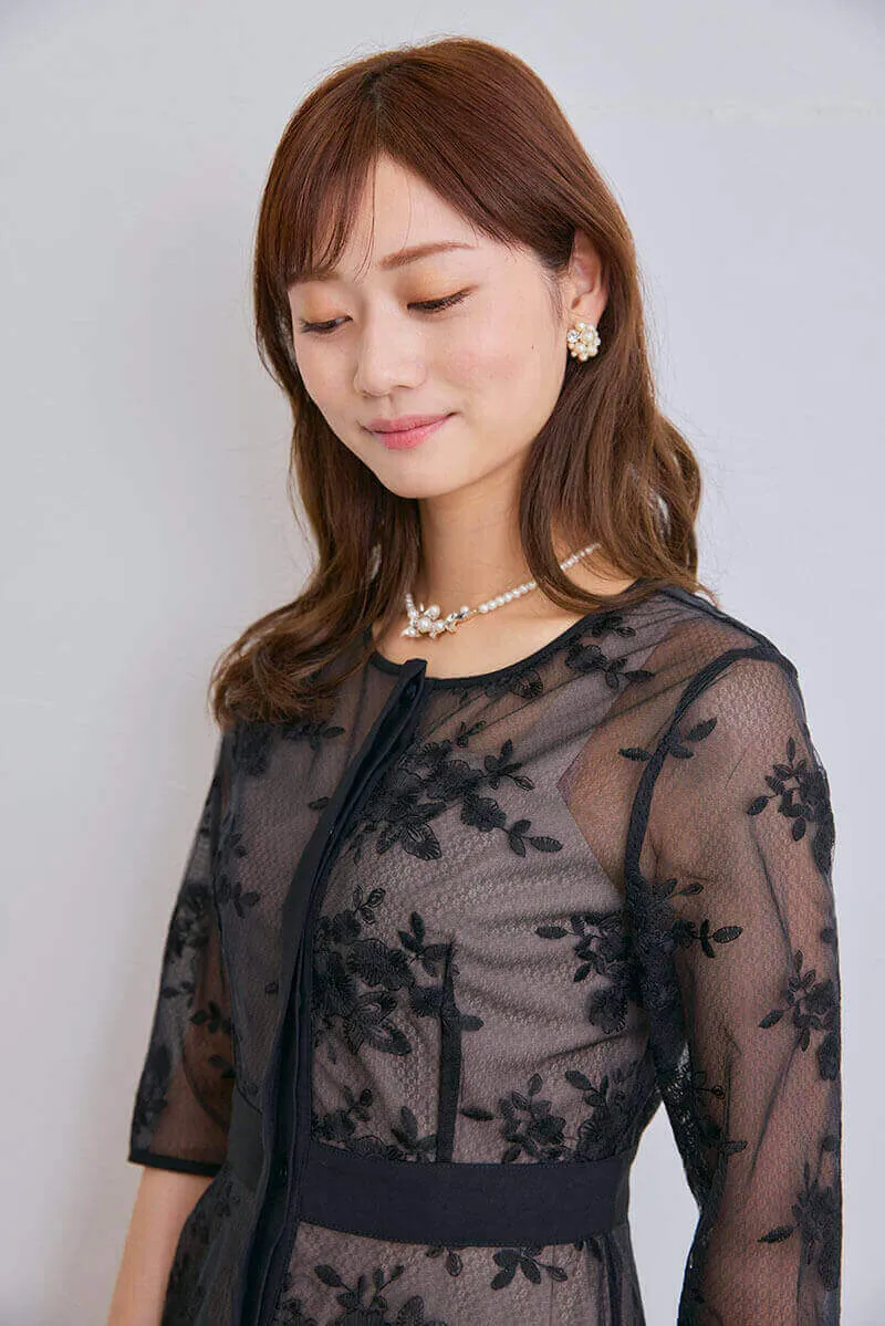 ブラックの総花柄刺繍レース五分袖ドレス