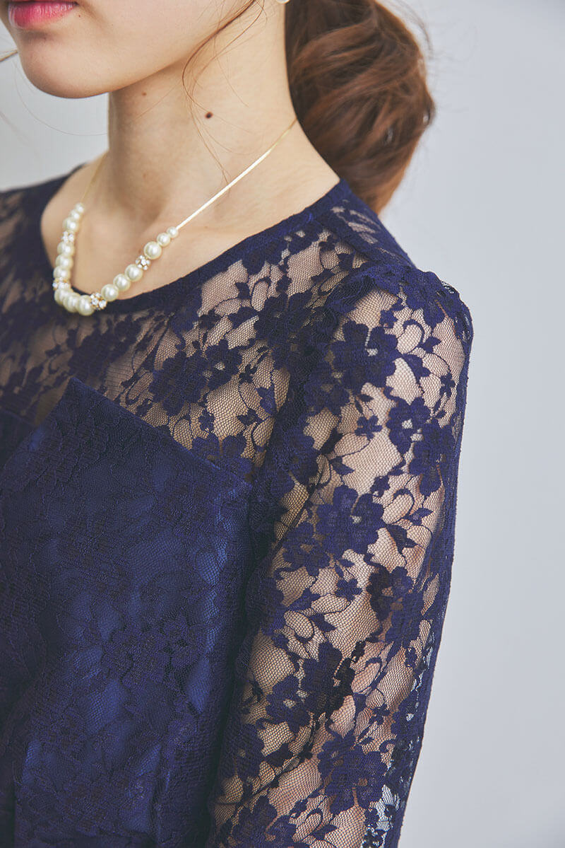 ネイビーの総レースフィッシュテールドレス