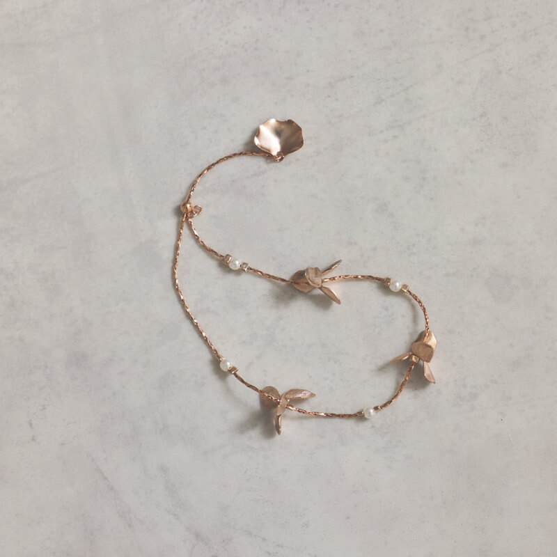 ピンクゴールドのメタルフラワーブレスレット