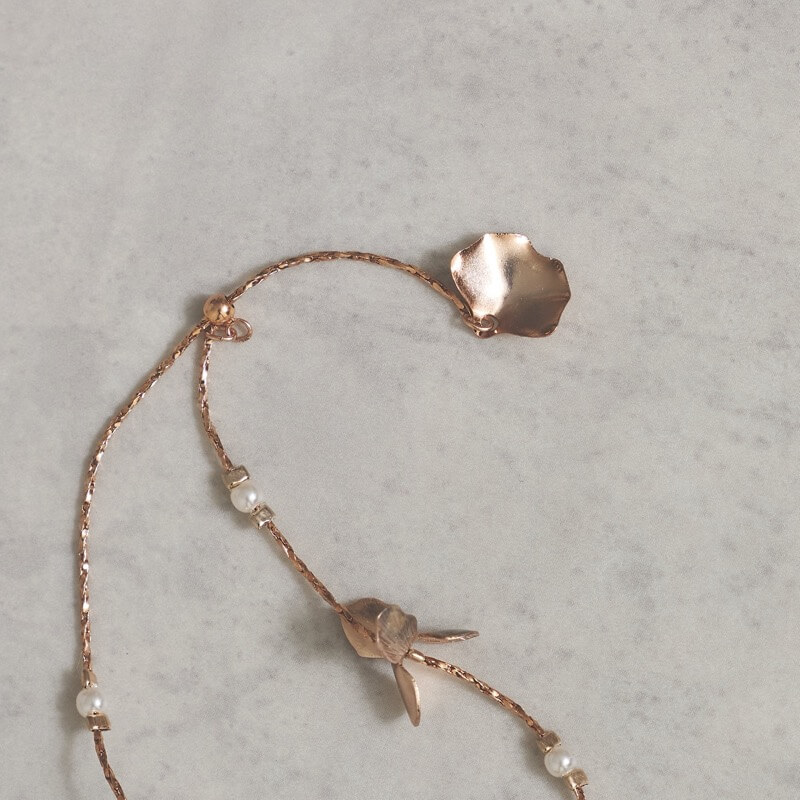 ピンクゴールドのメタルフラワーブレスレット