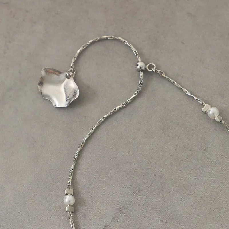 シルバーのメタルフラワーブレスレット