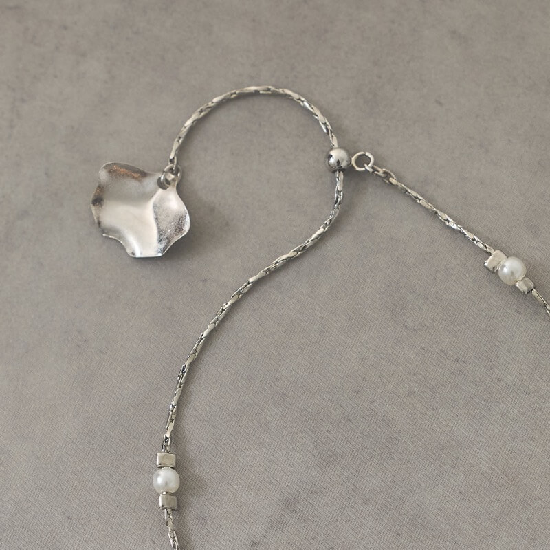 シルバーのメタルフラワーブレスレット