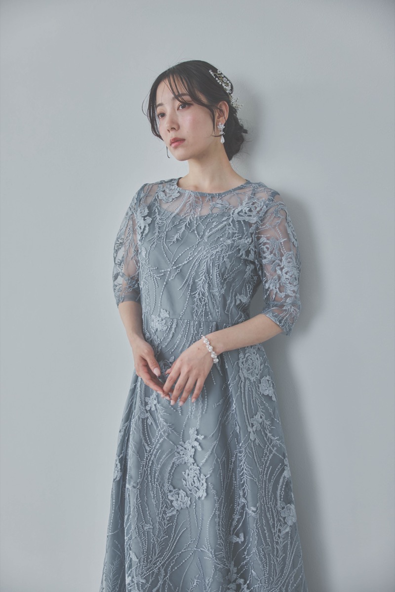 ブルーグレーのエンブロイダリーチュールドレス