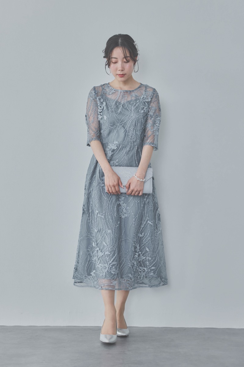 ブルーグレーのエンブロイダリーチュールドレス