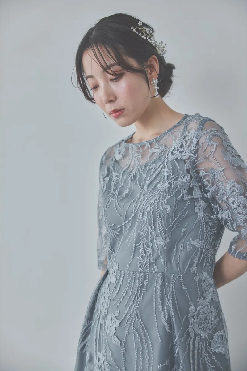 ブルーグレーのエンブロイダリーチュールドレス