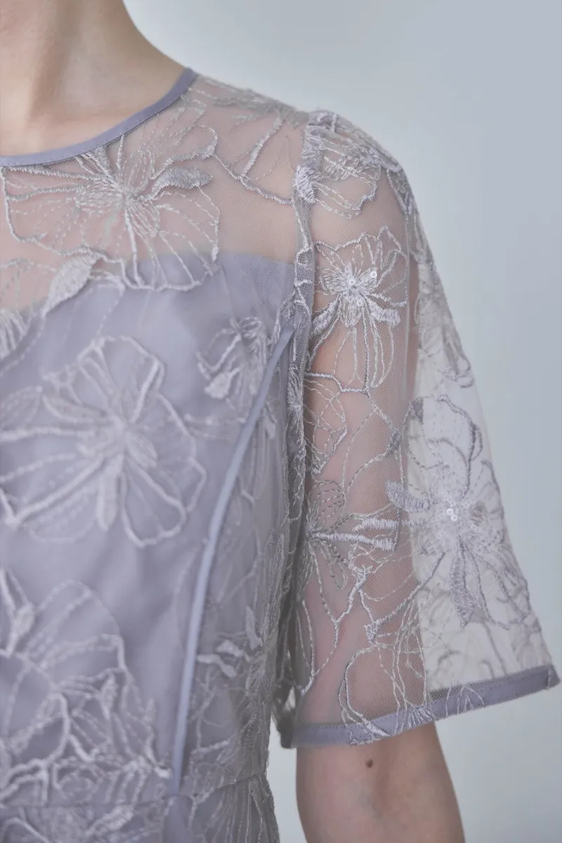 ラベンダーのビオラモチーフ刺繍ドレス