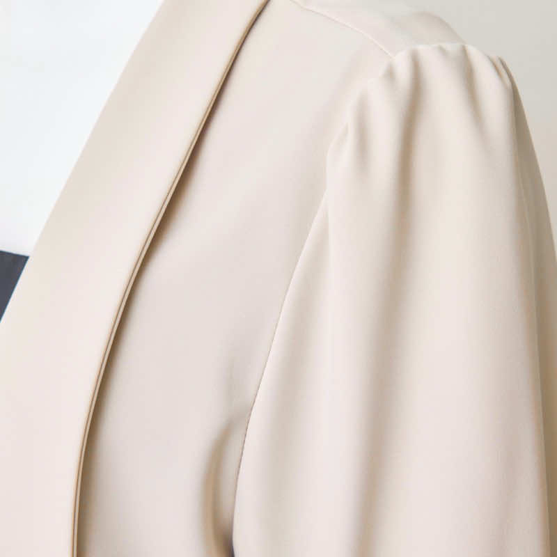 ベージュのショールカラージャケット
