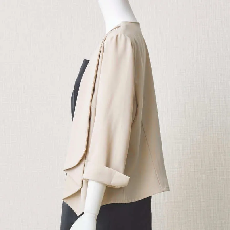 ベージュのショールカラージャケット