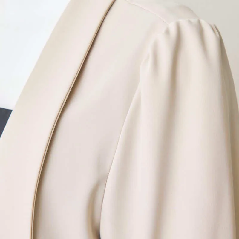 ベージュのショールカラージャケット