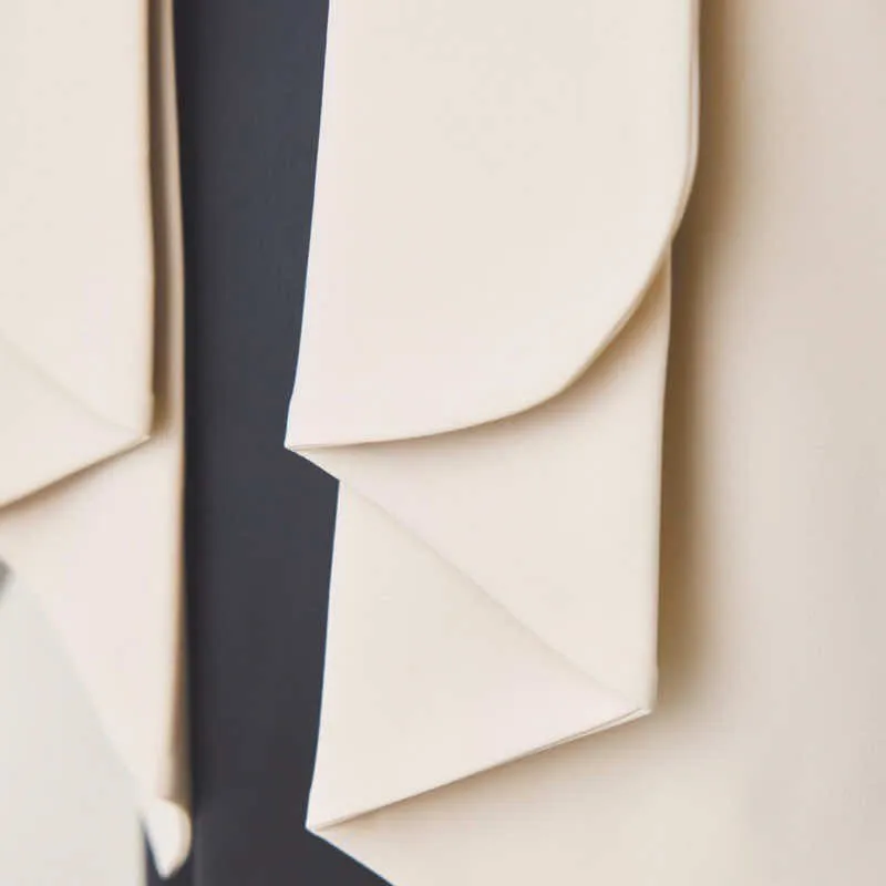 ベージュのショールカラージャケット