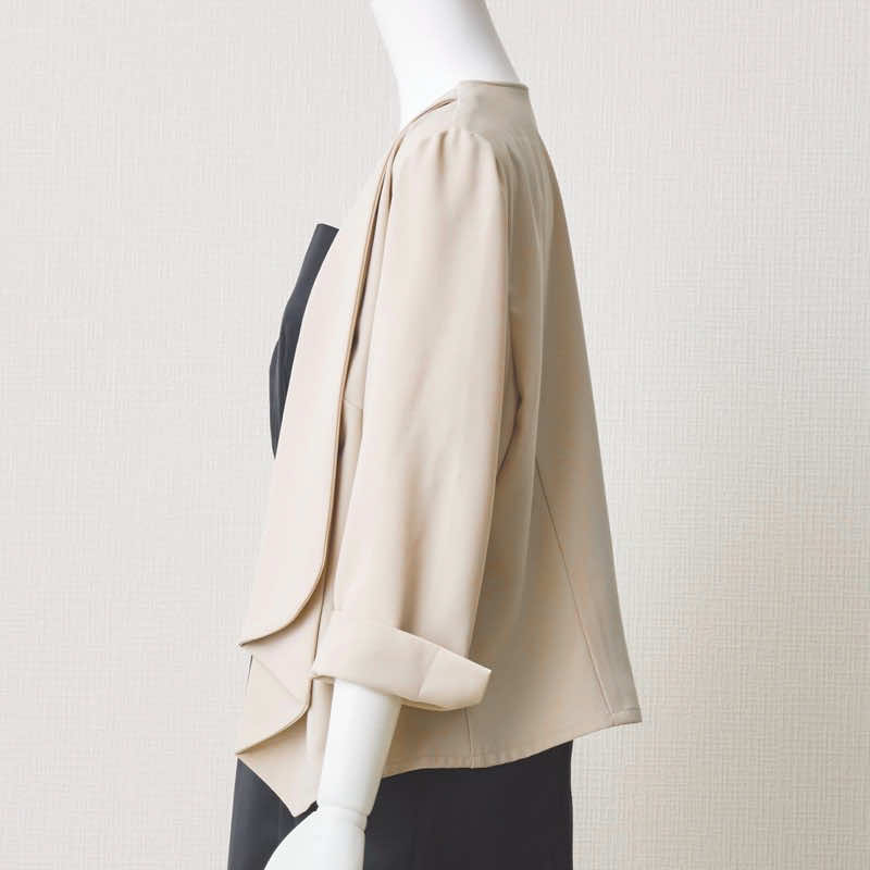 ベージュのショールカラージャケット