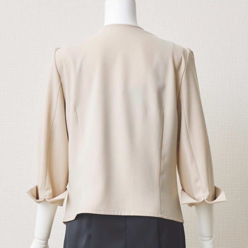 ベージュのショールカラージャケット