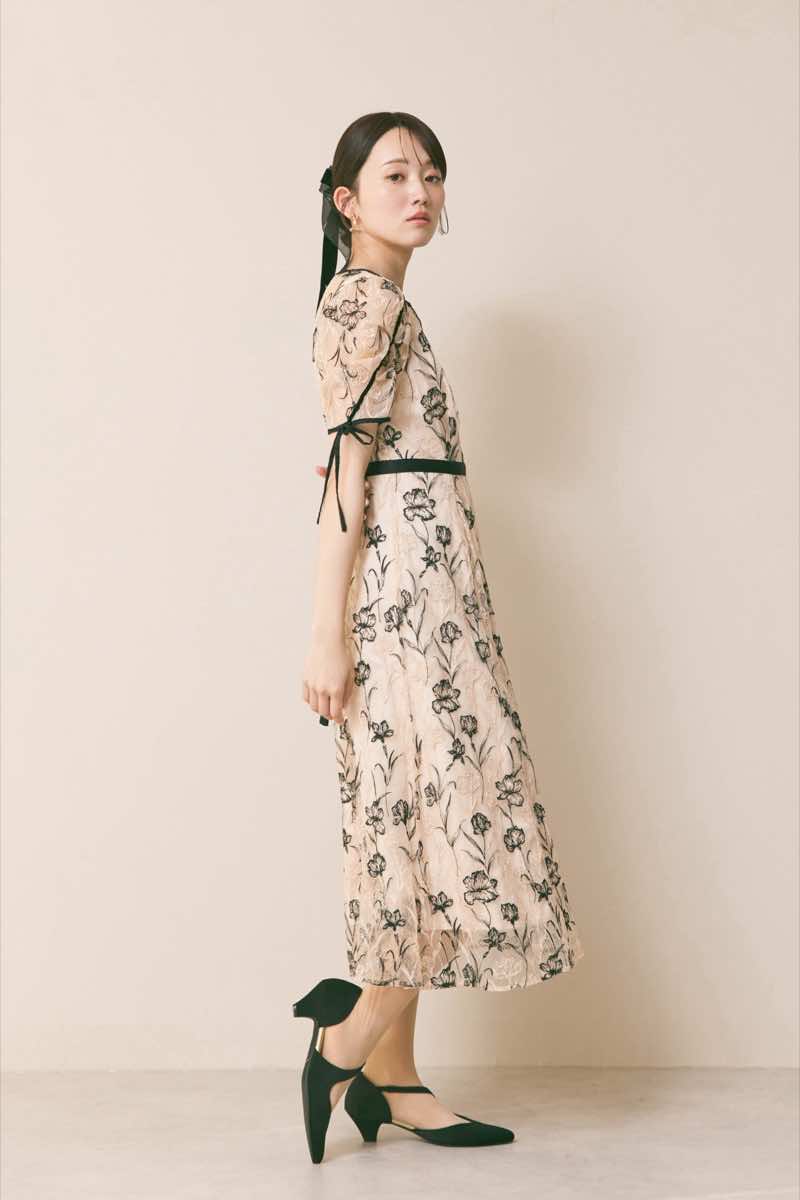 ベージュのラインフラワーエンブロイダリードレス[M] LILY BROWNの