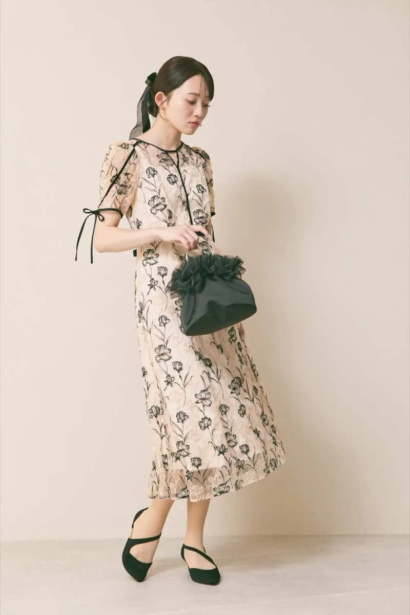 ベージュのラインフラワーエンブロイダリードレス[M] LILY BROWNの
