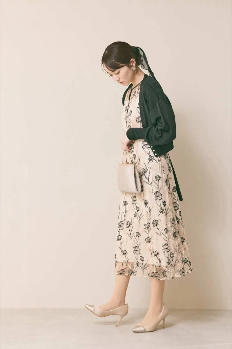 ベージュのラインフラワーエンブロイダリードレス[M] LILY BROWNの