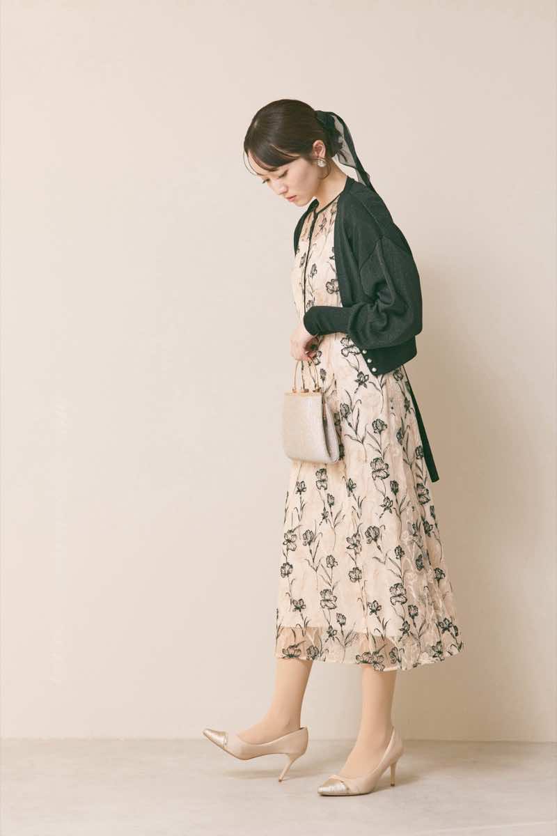 ベージュのラインフラワーエンブロイダリードレス[M] LILY BROWNの