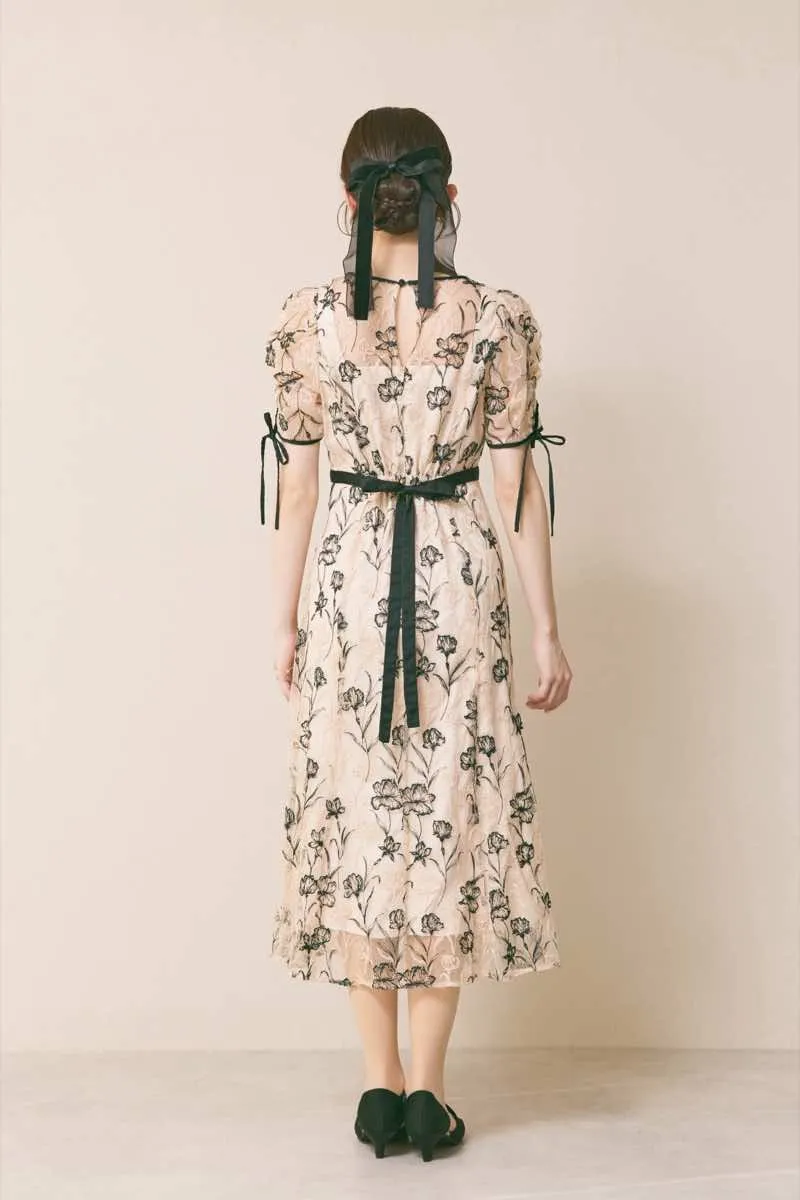 ベージュのラインフラワーエンブロイダリードレス[M] LILY BROWNの