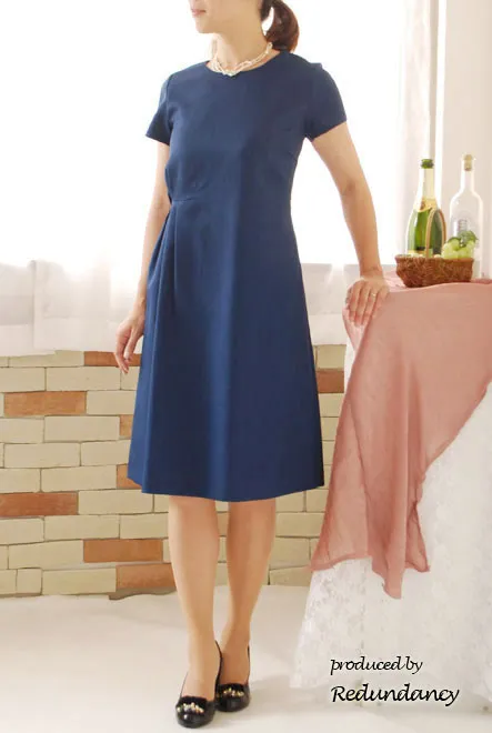 ネイビーのフレアーワンピース
